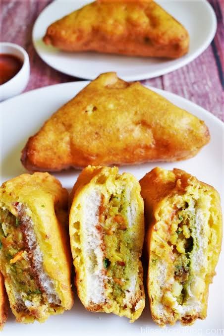 Egg/Veg Stuffed Bread Pakoda (1Pc) image