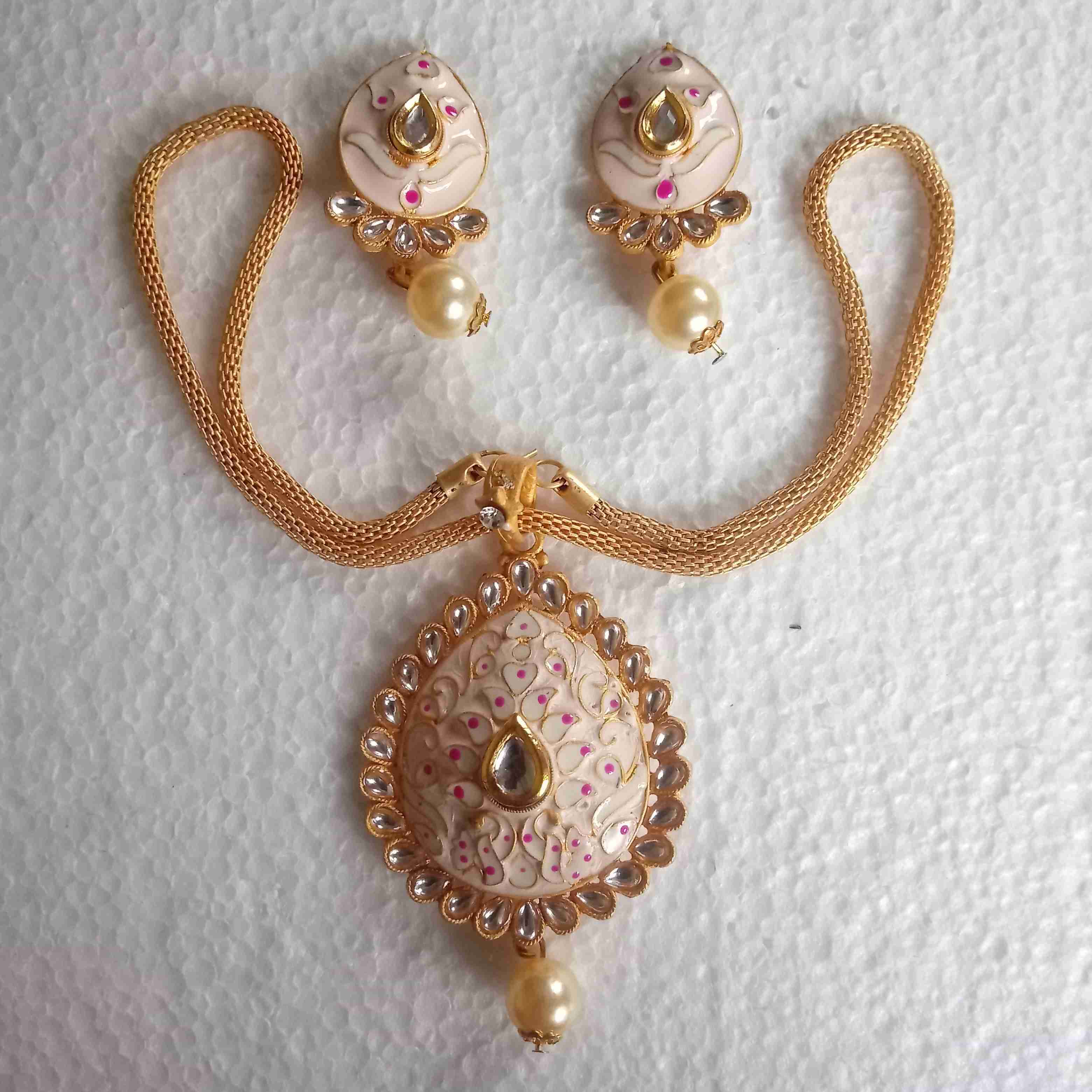 Cream Colour Kundan Necklace Set