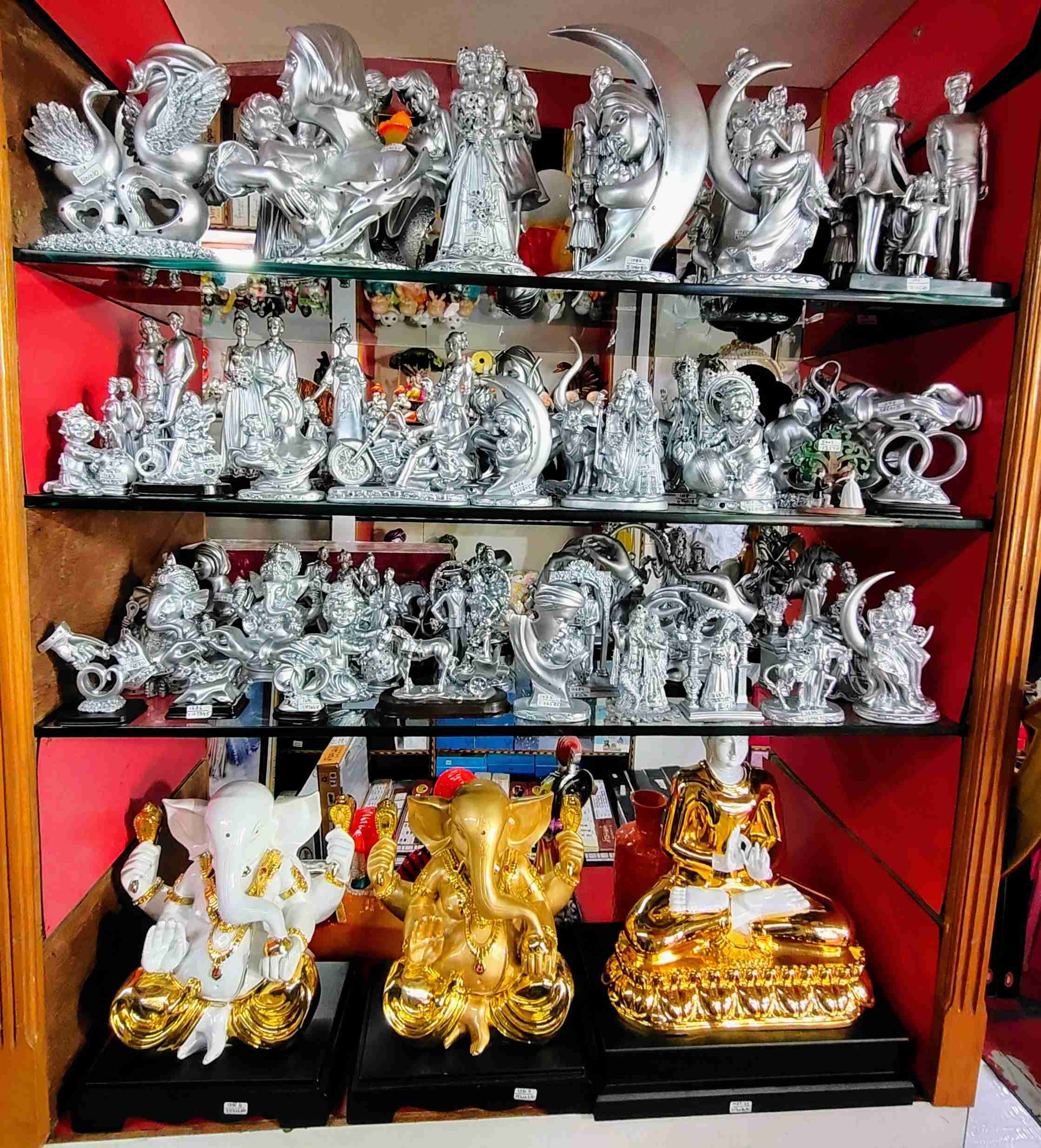 Ganeshji idols, Radha Krishna idols, Buddha Idols, Lakshmi Idols, Photo Frame, Wall Clock, Water Foundation, Horse Idols, Monks, Laughing Budhha Idols, Balaji Idols, table clocks, Metal Items and Antique items.
